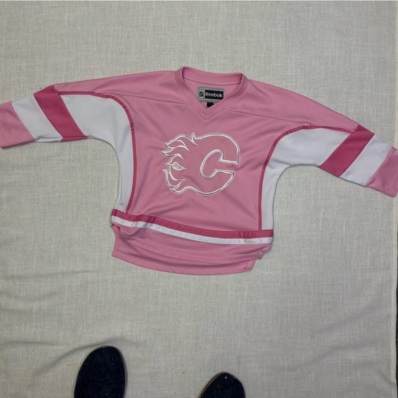 Reebok NHL Calgary Flames 4T Girls Jersey Pink Hockey Stanley Cup Playoff Champ - Picture 1 of 3